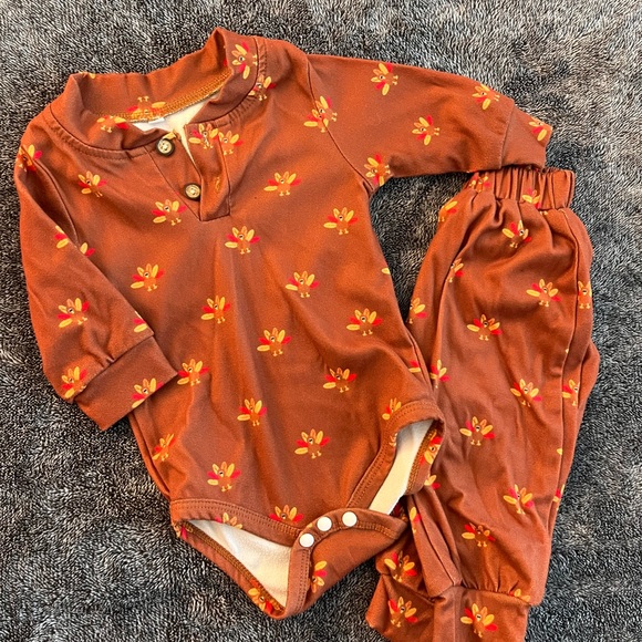 Thanksgiving / Turkey baby outfits - Picture 2 of 4